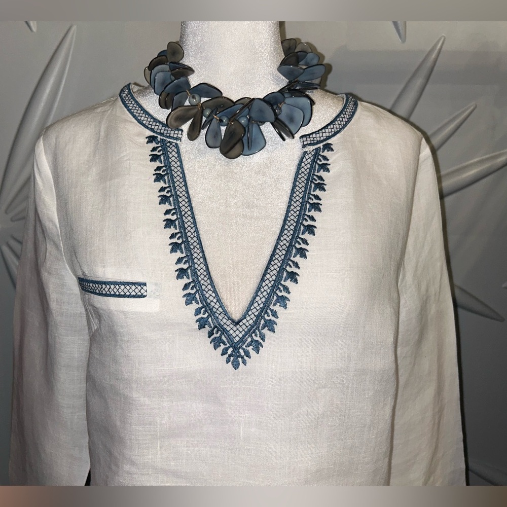 NWT Monoreno SZS white/blue embroidered V-neck pullover top w/faux breast pocket - Picture 7 of 10